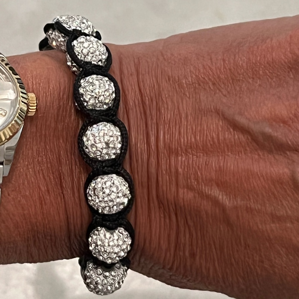 Adjustable glitzy bracelet